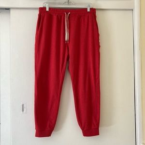 Vuori performance joggers heathered red size L EUC